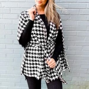 NWOT Fantastic Fawn Monochrome Houndstooth Capelet size small